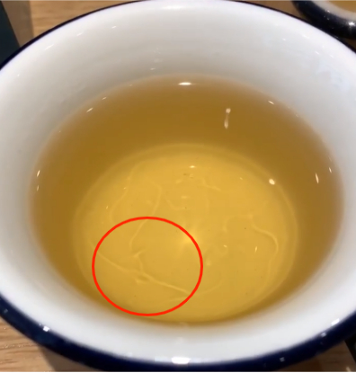 茶杯中交错的水影是油污吗？图源：作者自摄