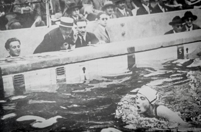 1924年，在法国巴黎举行的夏季奥运会上，英国选手露西（Lucille Morton）在200米蛙泳决赛中获得金牌。
