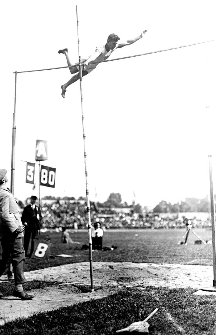 1924年7月，在法国巴黎举行的夏季奥运会上，美国年仅17岁的李·巴恩斯（Lee Barnes）夺得撑杆跳冠军。