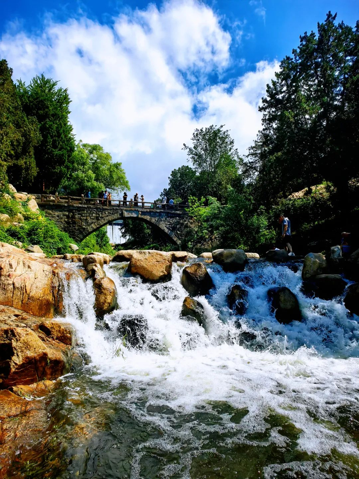 组图丨雨后泰安虎山公园:飞瀑挂山涧 云雾缭绕若仙境