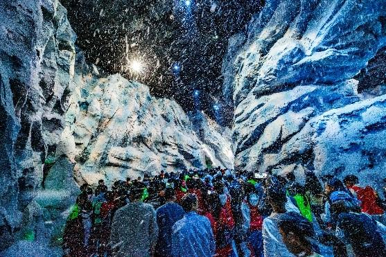 观众在“红飘带”感受红军爬雪山的艰难。 “红飘带”运营方供图