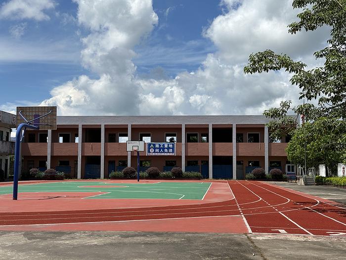 林加宏捐建的教学楼主体已完成，由于未装修，无法投入使用，至今已烂尾十年。澎湃新闻记者 陈绪厚 图
