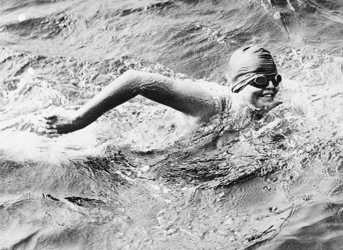 1926年8月，美国游泳运动员格特鲁德·埃德尔正在横渡英吉利海峡。