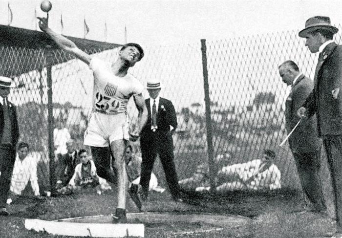 1924年7月，在法国巴黎举行的夏季奥运会上，金牌得主，美国选手克拉伦斯·豪瑟（Clarence House）在比赛中。
