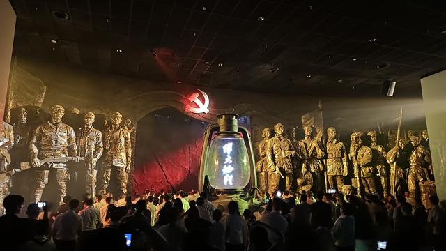 “红飘带”观众沉浸式体验长征。 澎湃新闻记者 王珏玮 图