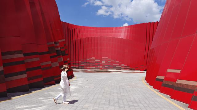 “红飘带”成了很多游客来到贵州的第一个旅游景点。 澎湃新闻记者 王珏玮 图