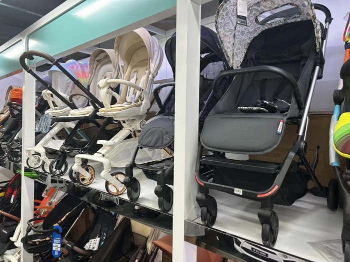 图为北京某玩具城内售卖的“遛娃神器”。