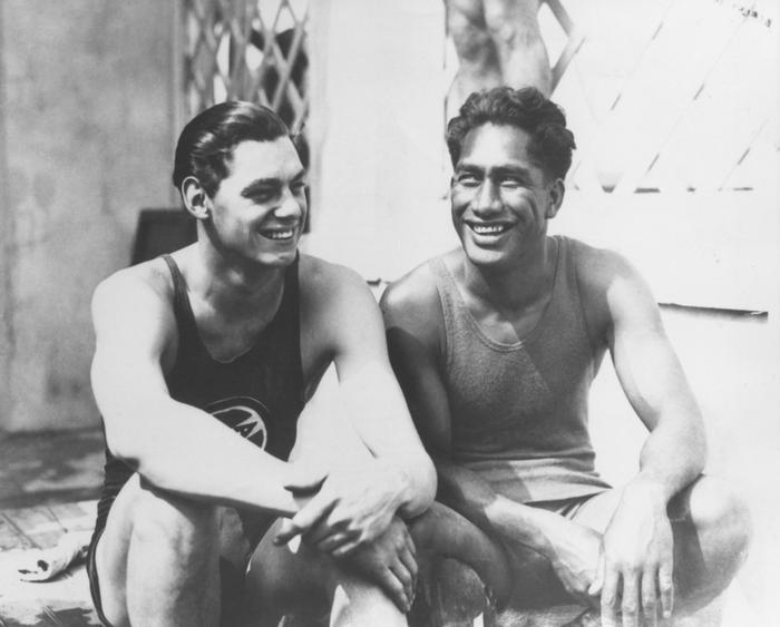 美国泳坛名将约翰尼·韦斯穆勒（左）和被誉为现代冲浪运动之父的杜克·卡哈纳莫库（Duke Kahanamoku）。