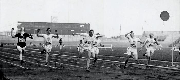 1924年7月18日，在法国巴黎举行的夏季奥运会上，400米跑正在进行最后冲刺，李爱锐（中）获得金牌。