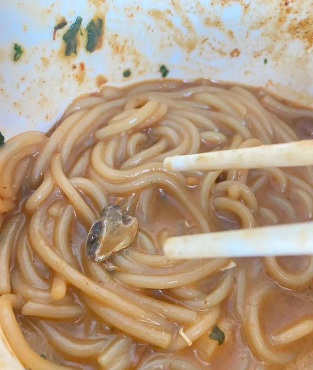 米线中吃出异物（来源：当事网友）