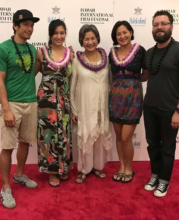 郑佩佩儿子原和玉发文悼念母亲:她是我们生命里的星星