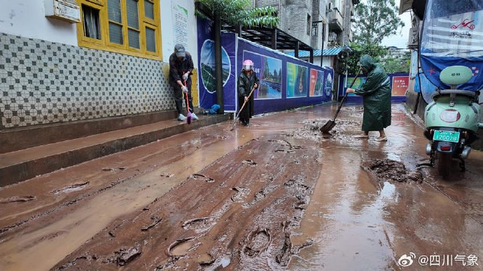 四川雅安暴雨致城市内涝:部分商铺被淹 个别桥梁中断