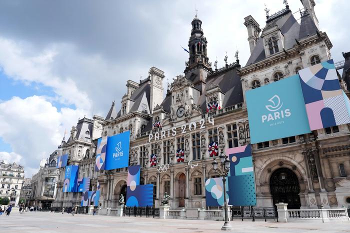 巴黎市政厅挂上奥运装饰。