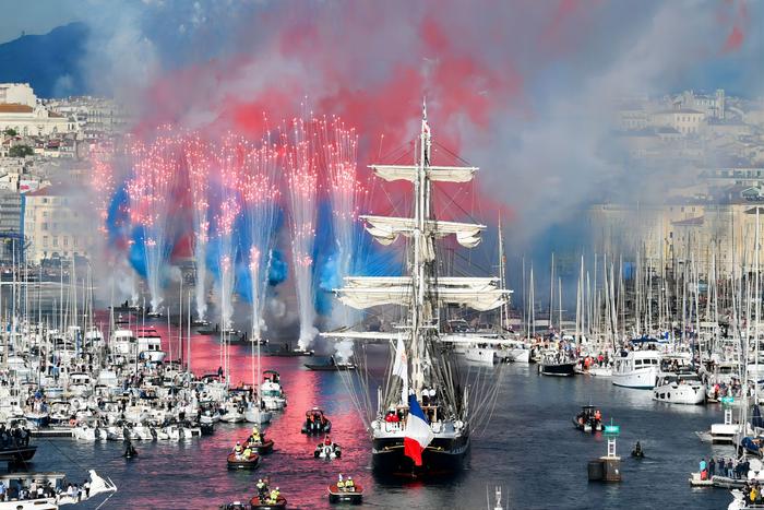当地时间2024年5月8日,法国马赛,巴黎奥运会火种抵达法国马赛港。