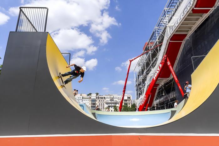 当地时间2024年6月25日，法国巴黎，巨型滑板艺术雕塑在蓬皮杜中心广场展出。