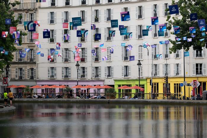当地时间2024年7月8日，法国巴黎，圣马丁运河上装饰着“巴黎2024”。 