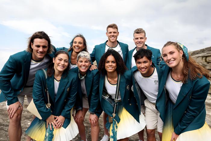 当地时间2024年4月17日，澳大利亚悉尼，澳大利亚奥运冲浪队身着巴黎奥运会制服拍摄合影。