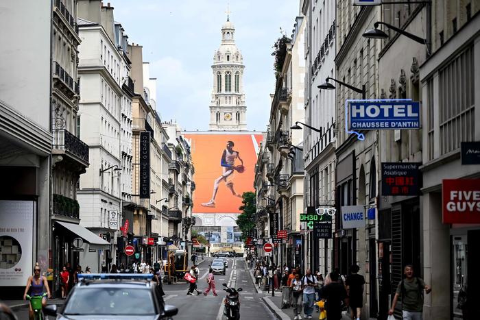 当地时间2024年7月21日，法国巴黎，文班亚马巨幅海报亮相巴黎街头。 