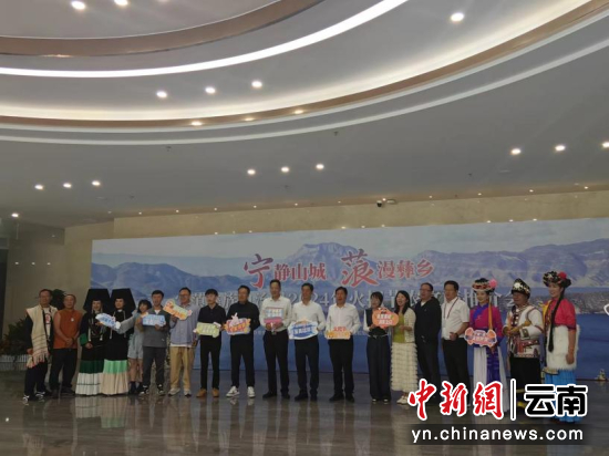 图为参会人员合照 黄迦杰 摄