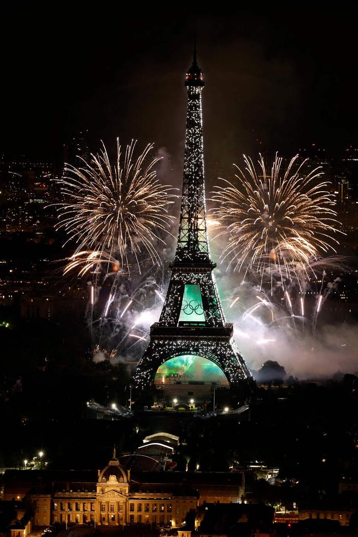 当地时间2024年7月14日，法国巴黎，埃菲尔铁塔庆祝“巴士底日”烟花汇演。 