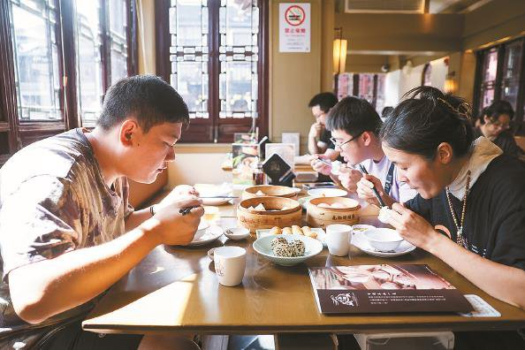             为了让市民和来自国内外的游客体验上海的早茶文化，豫园南翔馒头店阔别近20年的早茶“重出江湖” 本报记者  刘歆  摄          
