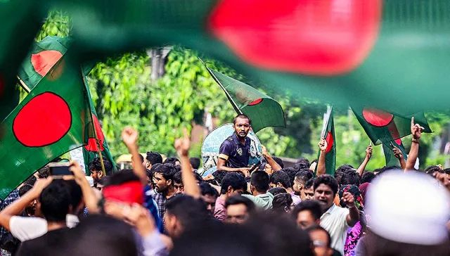 当地时间2024年7月3日，孟加拉国达卡，学生和求职人士聚集在达卡举行抗议活动。（图片来源：视觉中国）