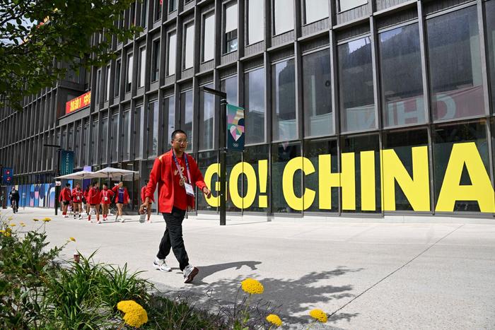 7月23日，中国女子橄榄球队走出巴黎奥运村内的公寓，准备训练。新华社记者 胡虎虎 摄