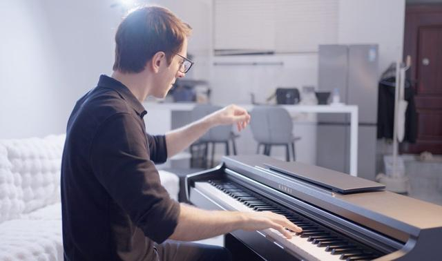 大多数的时间，Oskar都在家里一个人练琴、录制音乐视频。 视频截图