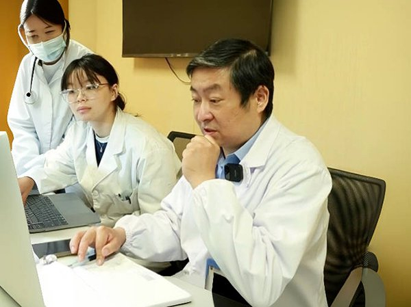 上海市眼病防治中心视光中心主任朱剑锋在门诊中为患者看诊。受访者 供图