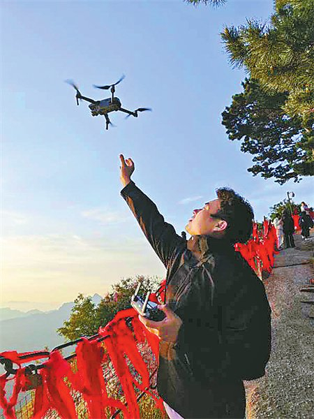 传统职业不再是年轻人就业的唯一选择，新兴职业如旅拍摄影师等正逐渐崭露头角。作为旅拍摄影师雍帅正在调试无人机。