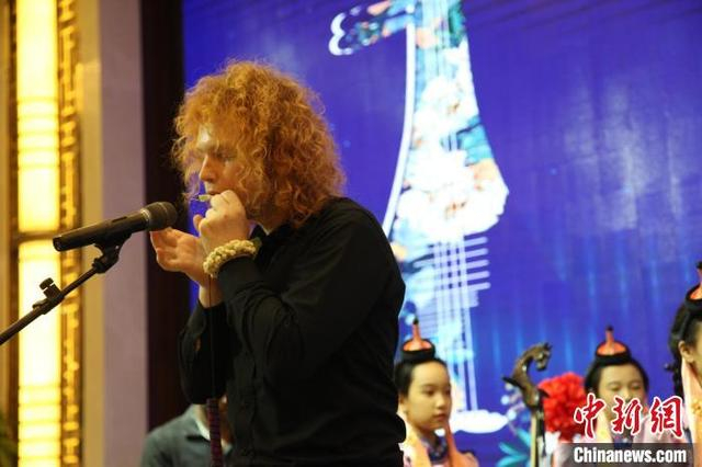 图为美国青年雅克布·卡皮斯坦表演口弦琴。中新网记者 朱贺 摄