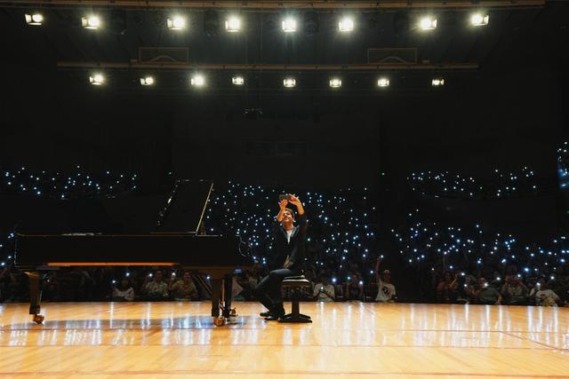 虽然语言不同，国际不同，但对音乐的喜爱可以是相通的。卢岳 图