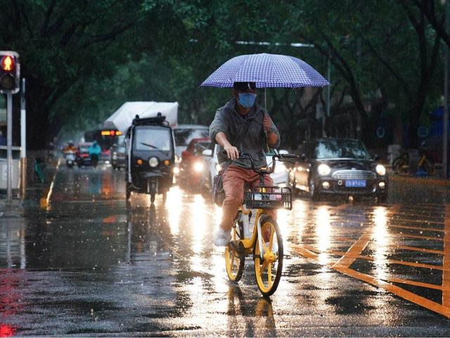 火烧岛 打雨伞图片