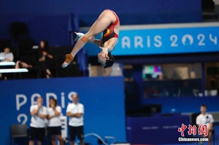  当地时间7月22日，法国巴黎，中国跳水队在巴黎奥林匹克水上运动中心进行训练。图为全红婵。中新社记者 富田 摄