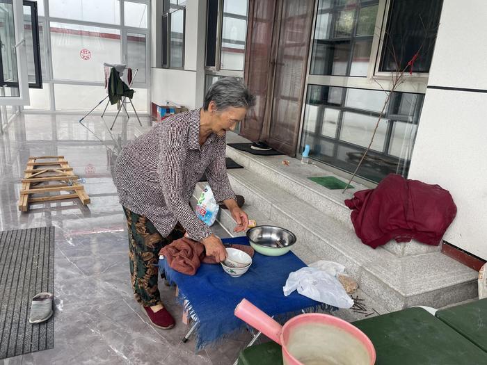 村民马俊莲离村前，收拾了桌子上的碗筷。新京报记者 赵利新 摄