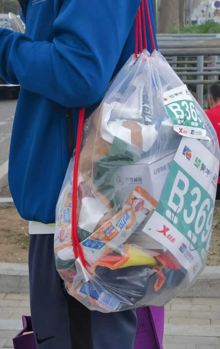 图为马拉松比赛参赛者背包中放置的运动营养产品。
