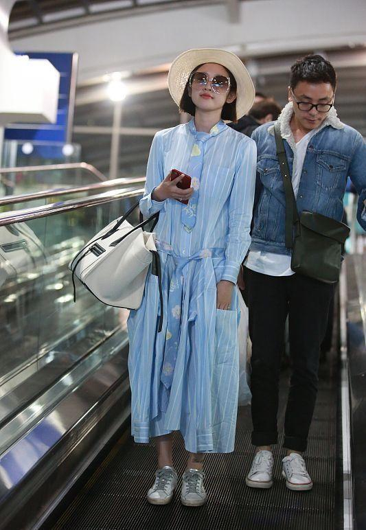 唐艺昕淡妆的样子好温柔,身穿白色长裙仙气飘飘,低调又淑女