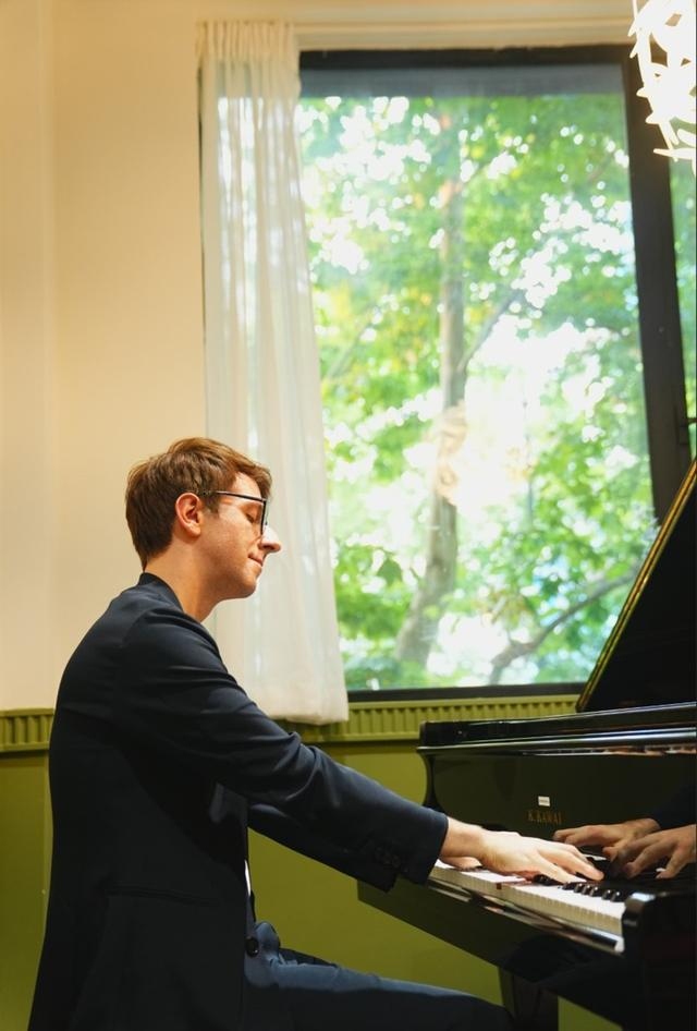 对古典钢琴家的生活感到有些厌倦，Oskar渴望在不同的环境和文化中获得创作的灵感。卢岳 图