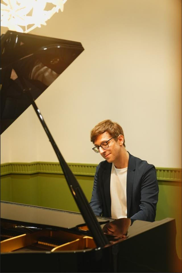 在中国社交媒体上拥有上百万粉丝的德国钢琴家Oskar 卢岳 图