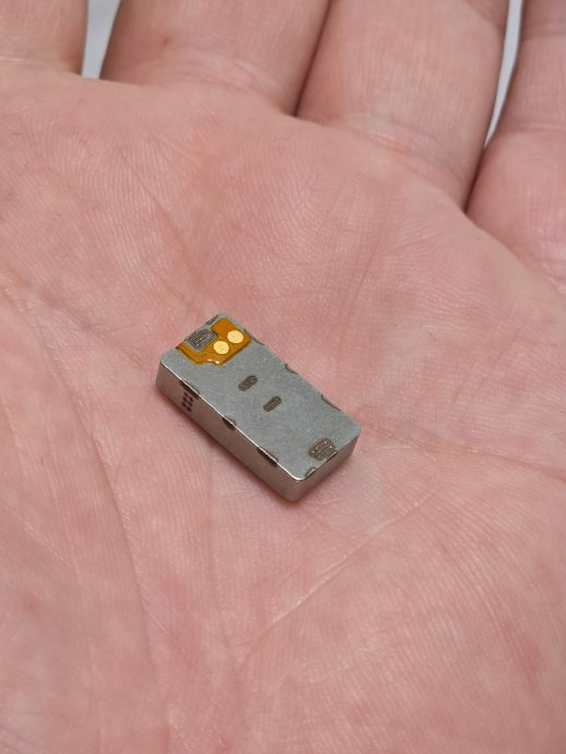 我手心这个就是三星galaxy watch ultra搭载那个aac的x轴马达:esa0918