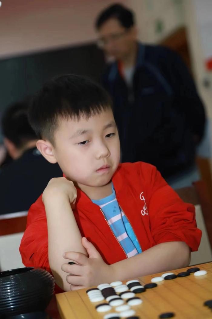 8岁的陈帅淇夺得百灵杯全国少儿围棋公开赛个人和团体冠军。 受访者供图