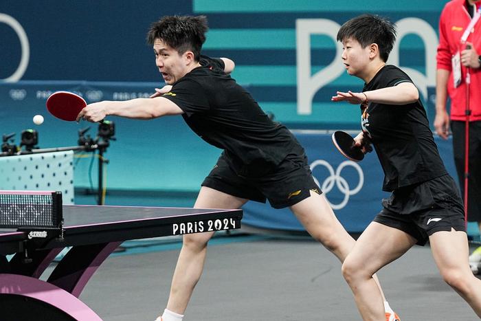 当地时间7月23日，法国巴黎，中国乒乓球队混双组合孙颖莎/王楚钦在南巴黎竞技场4号馆进行训练备战。