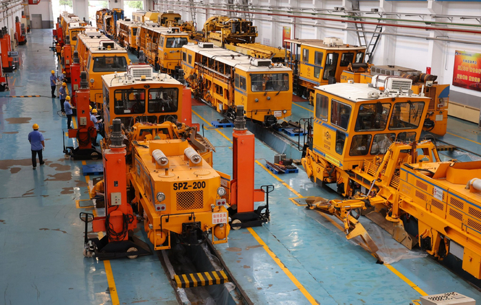 趁着暑运空隙,北京铁路部门集中检修"大黄蜂"工程车