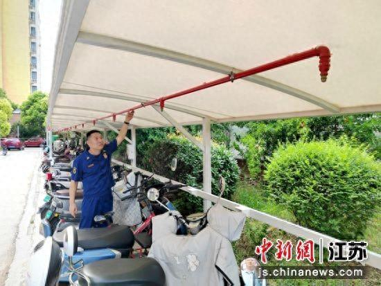 徐州市泉山区消防救援大队大队长孙作举检查电动自行车充电车棚喷淋设施。 朱志庚 摄