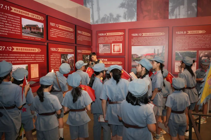 扛着步枪,踏着先辈的足迹,以一个"小红军"的身份开启一场难忘的红色之