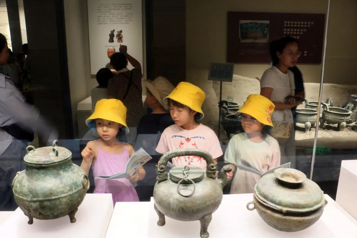 ▲2024年7月21日，几位小学生在山东省济宁市曲阜市孔子博物馆参观。图/IC