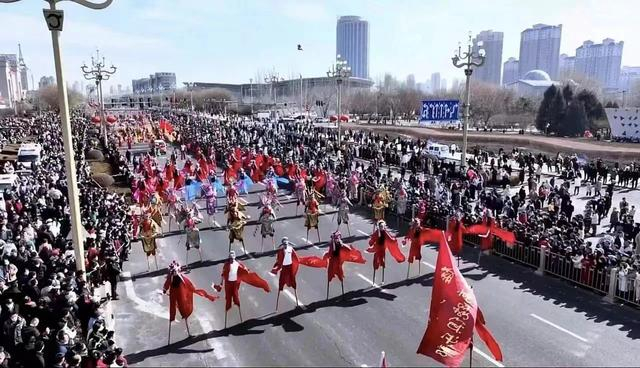 玉龙故里龙抬头 龙行龘龘千人高跷大巡游活动。