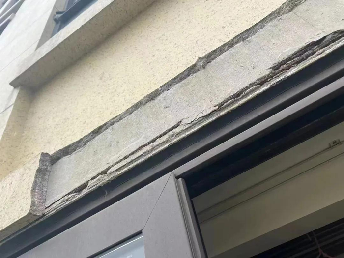上述任先生家当时掉落一大半的窗檐。业主供图