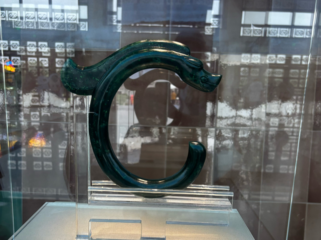 C型碧玉龙，翁牛特旗三星塔拉出土。