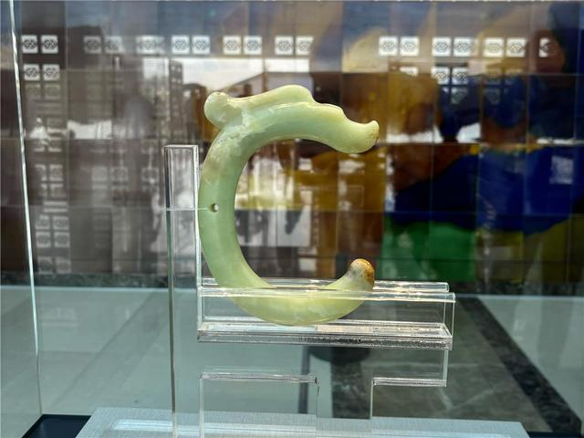 C型黄玉龙，翁牛特旗乌丹镇新地村拐棒沟自然村出土。